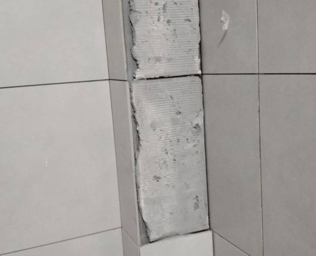 乐东瓷砖空鼓维修公司分享下瓷砖施工前基层浇水润湿程度不足，可能导致以下问题