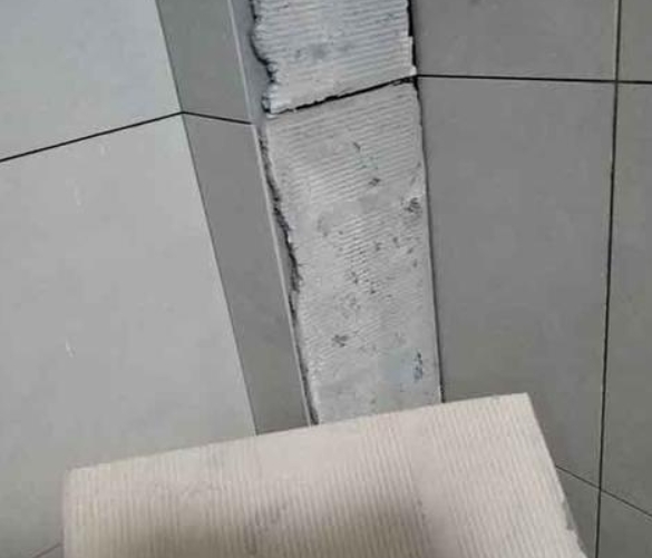 乐东瓷砖空鼓维修公司分享下厨房瓷砖脱落的补救措施。